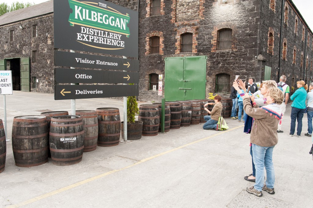 Am Eingang der Kilbeggan Distellery